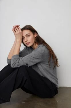 Velvet By Graham & Spencer BRYNNE CASHMERE CREW NECK SWEATER 32 Velvet By Graham & Spencer BRYNNE CASHMERE CREW NECK SWEATER