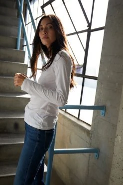 Velvet By Graham & Spencer ZOFINA GAUZY WHISPER FITTED CREW NECK TEE Womens 23 Velvet By Graham & Spencer ZOFINA GAUZY WHISPER FITTED CREW NECK TEE Womens