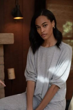 Velvet By Graham & Spencer Womens MAKAYLA CREW NECK PULLOVER