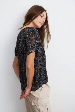 Velvet By Graham & Spencer Womens TRACIA SCOOP NECK PRINTED BLOUSE 19 Velvet By Graham & Spencer Womens TRACIA SCOOP NECK PRINTED BLOUSE