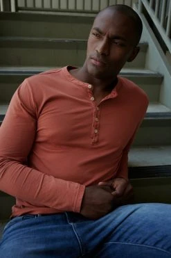 Velvet By Graham & Spencer ALVARO COTTON JERSEY HENLEY Mens