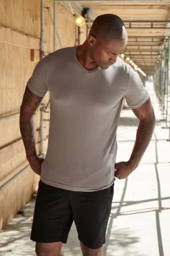 Velvet By Graham & Spencer SAMSEN WHISPER CLASSIC V-NECK TEE Mens