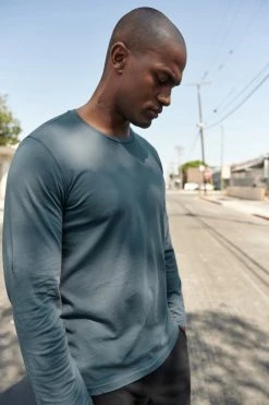 Velvet By Graham & Spencer SKEETER WHISPER CLASSIC CREW NECK TEE Mens 42 Velvet By Graham & Spencer SKEETER WHISPER CLASSIC CREW NECK TEE Mens