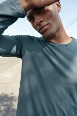 Velvet By Graham & Spencer SKEETER WHISPER CLASSIC CREW NECK TEE Mens 45 Velvet By Graham & Spencer SKEETER WHISPER CLASSIC CREW NECK TEE Mens