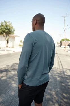 Velvet By Graham & Spencer SKEETER WHISPER CLASSIC CREW NECK TEE Mens 44 Velvet By Graham & Spencer SKEETER WHISPER CLASSIC CREW NECK TEE Mens